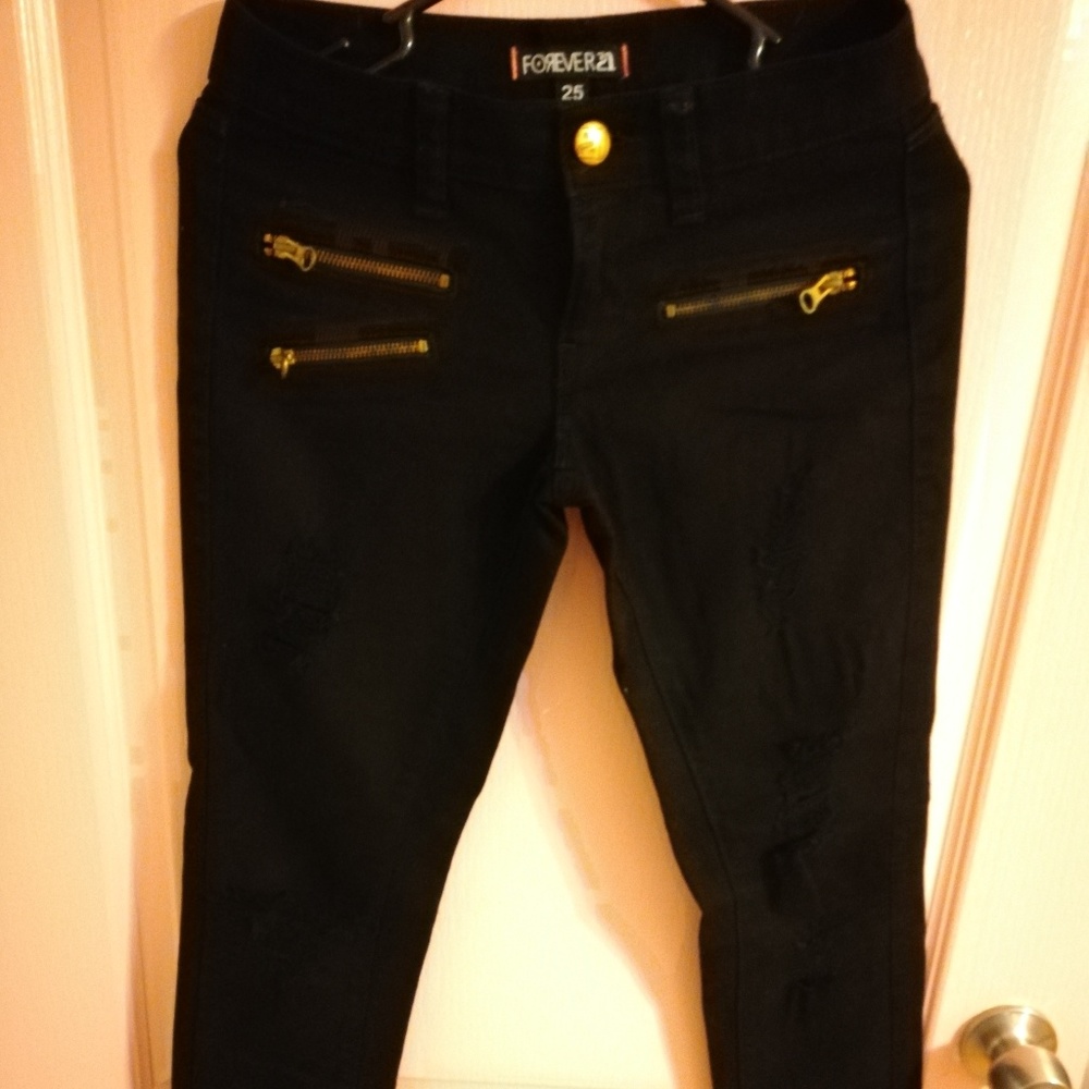 👖F21 zipper destroyed jet black skinny jeans